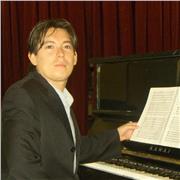 Profesor de música imparte clases de arreglos musicales